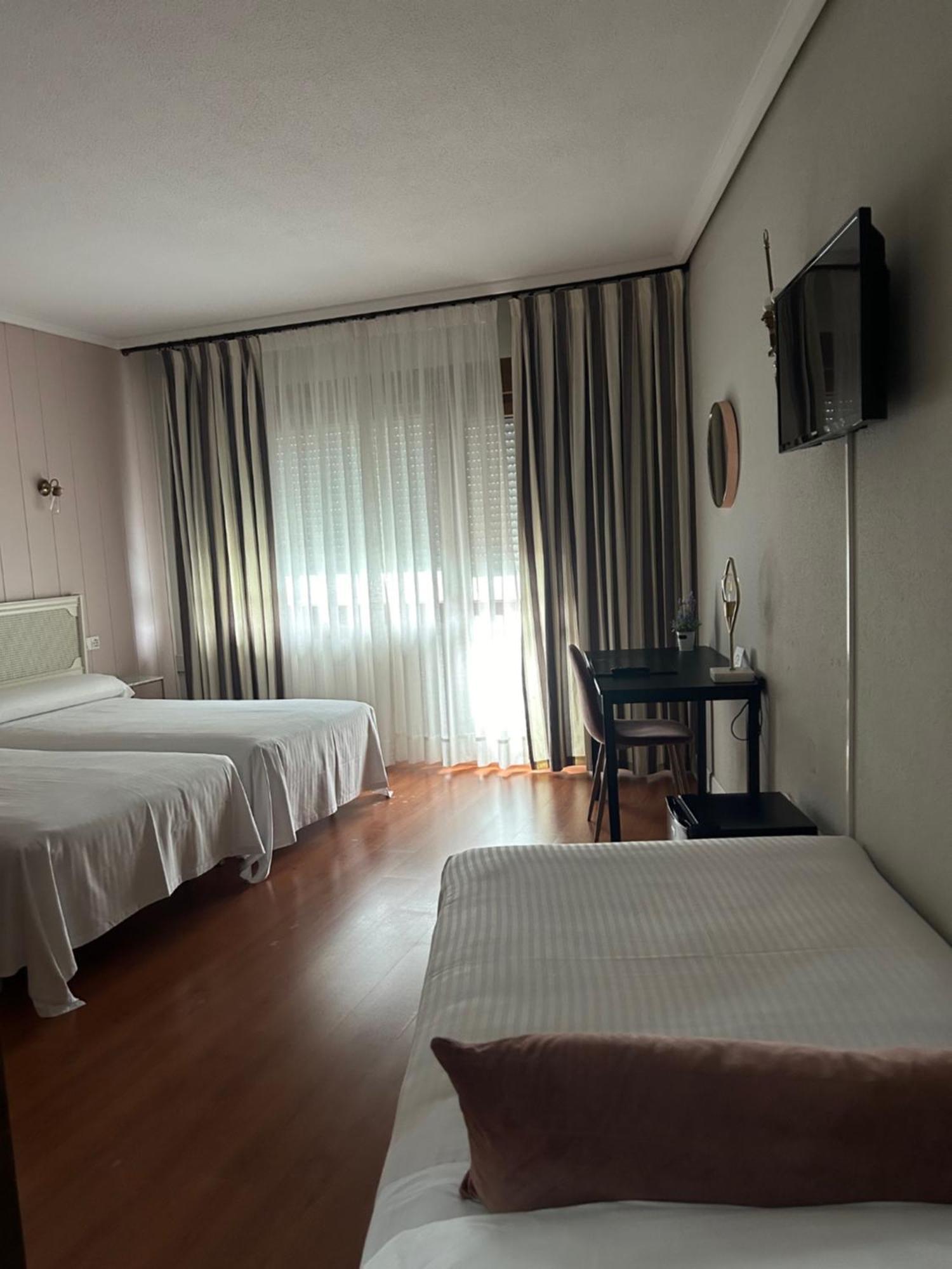 Hotel Marques De Santillana Torrelavega Bagian luar foto