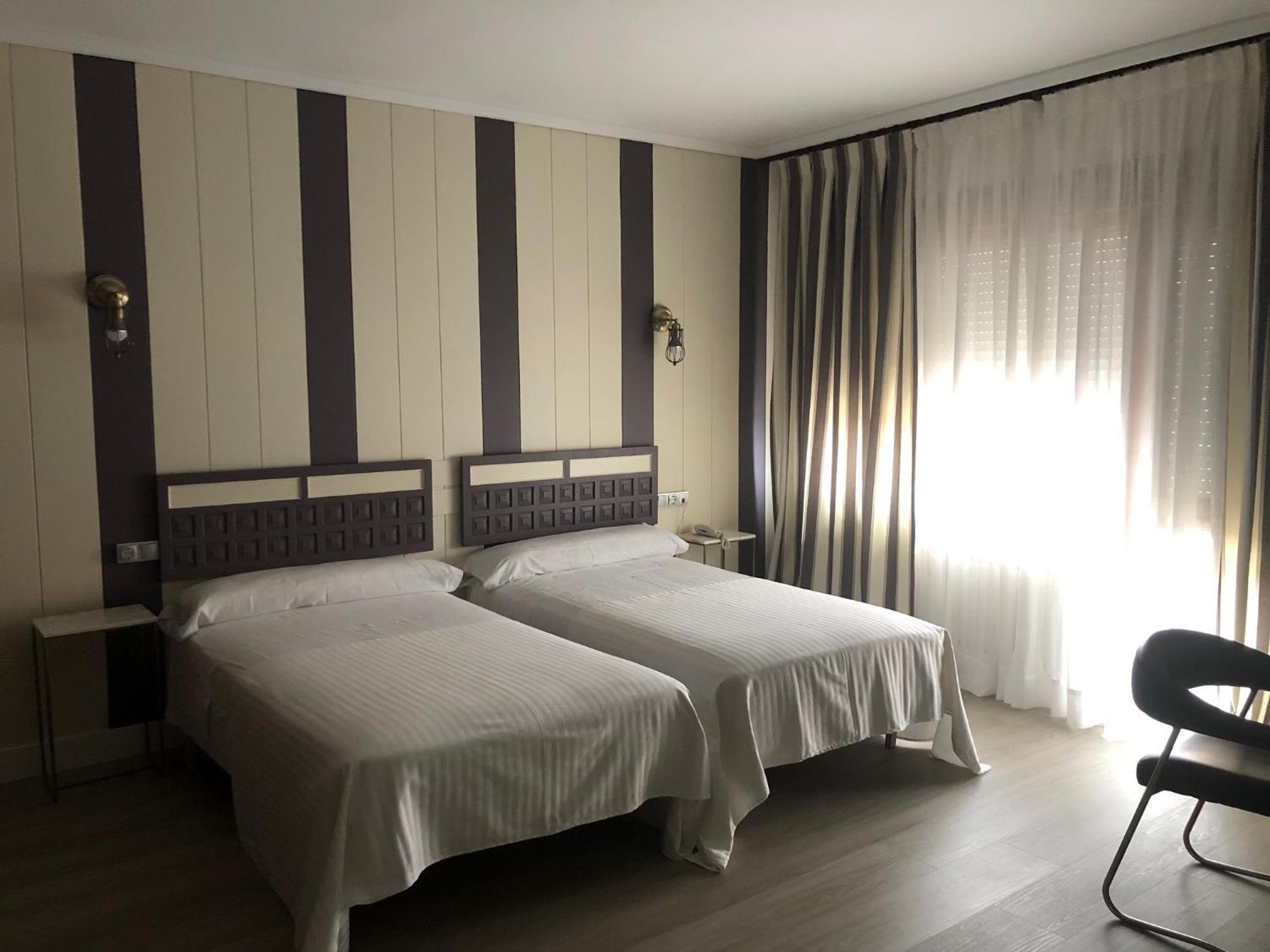 Hotel Marques De Santillana Torrelavega Bagian luar foto