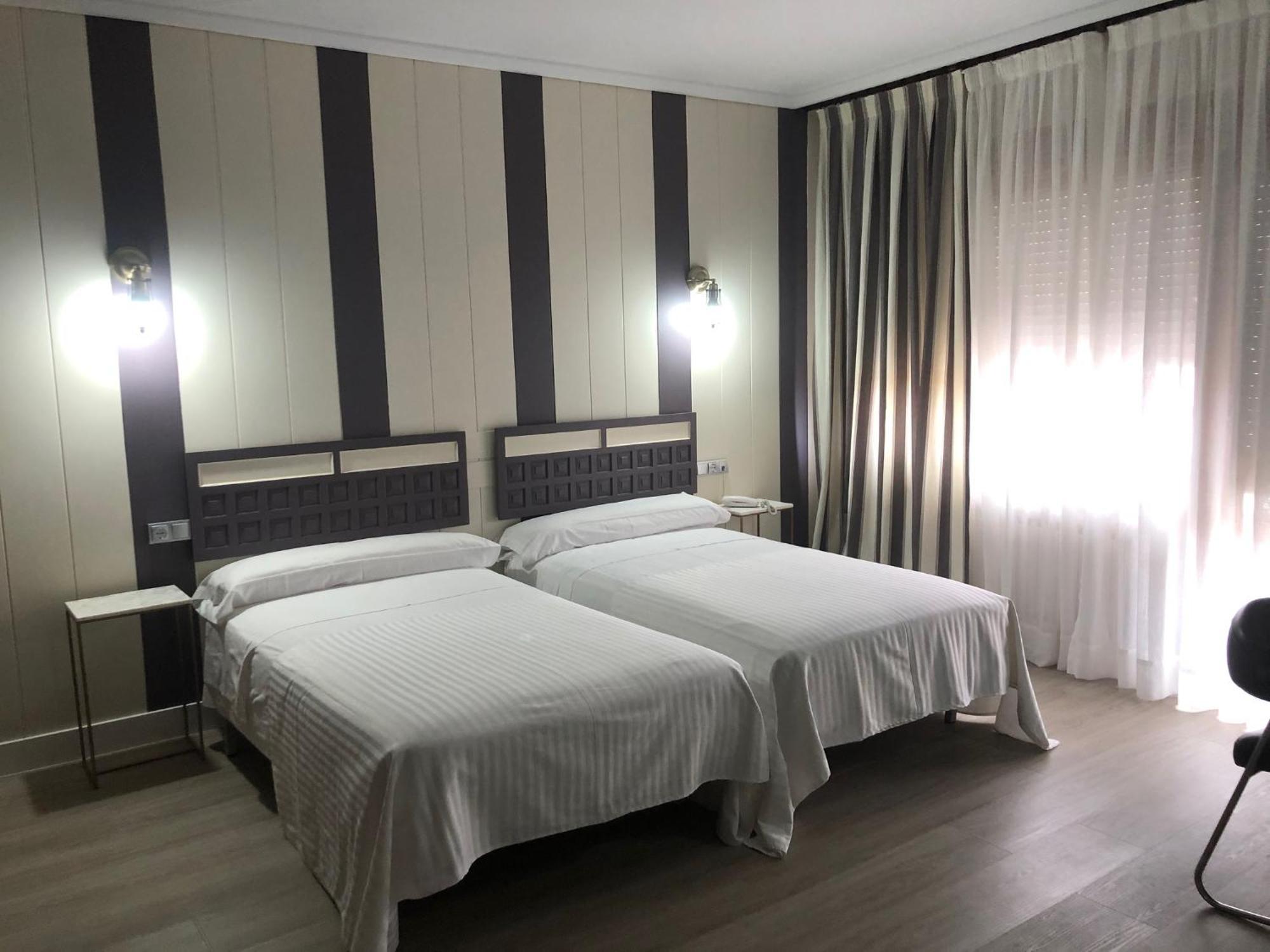 Hotel Marques De Santillana Torrelavega Bagian luar foto