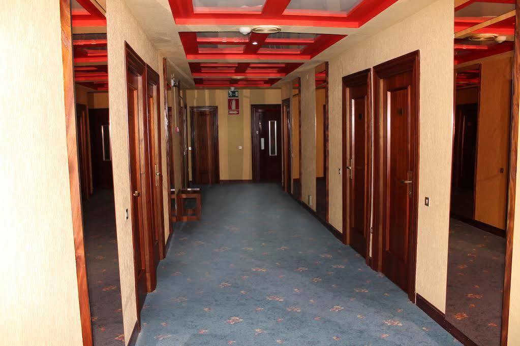 Hotel Marques De Santillana Torrelavega Bagian luar foto
